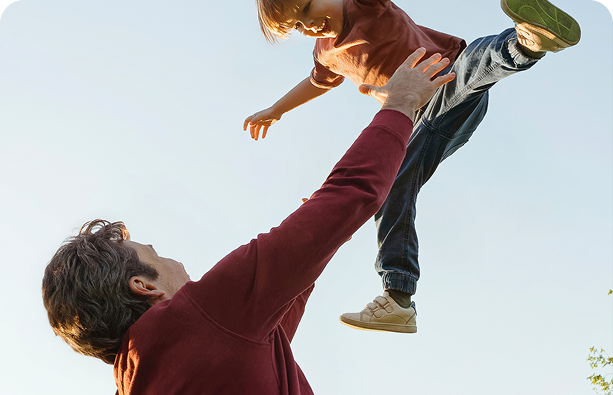 Un parent portant son enfant