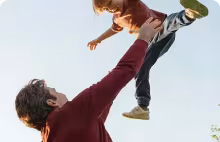 Un parent portant son enfant