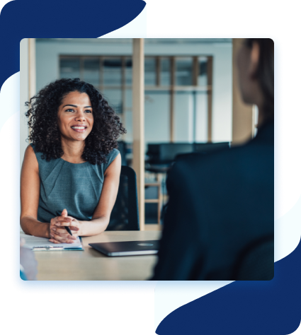 Femme assise à un bureau