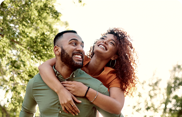 Homme portante une femme sur son dos
